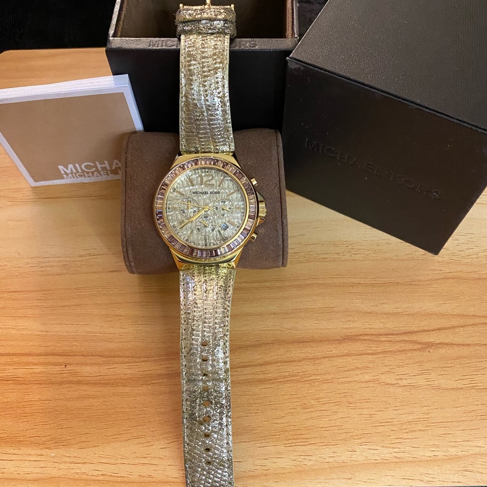 Micheal Kors 2304 watch no scratches